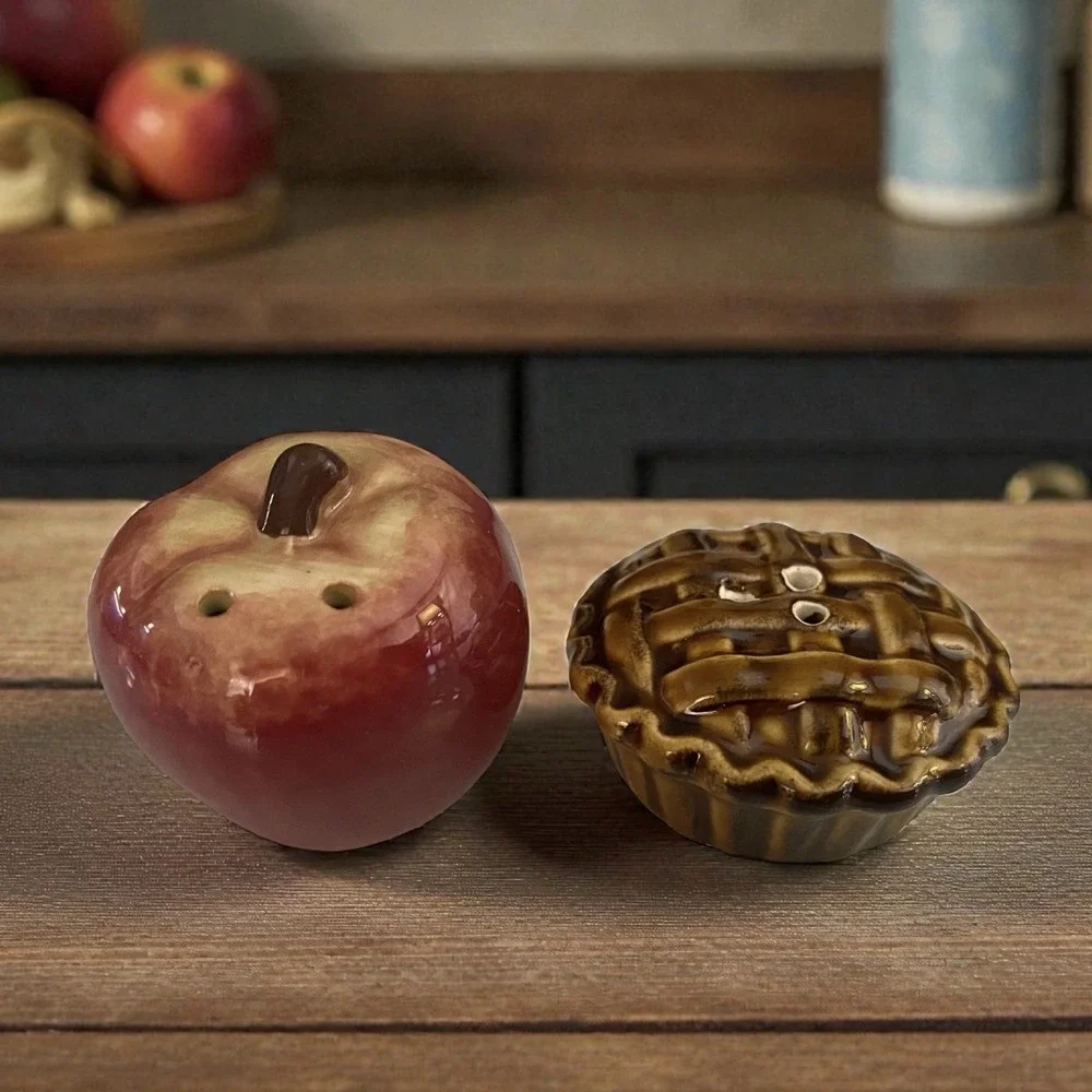 Cracker Barrel, Salt And Pepper Shaker Set,‎ Red Apple And Pie